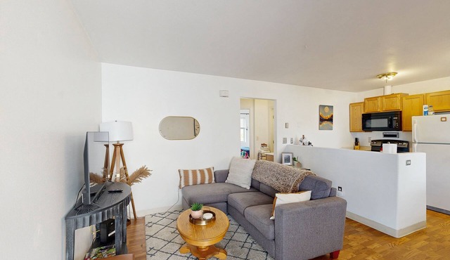 Modern apartment in convenient midtown location with WiFi & full kitchen
