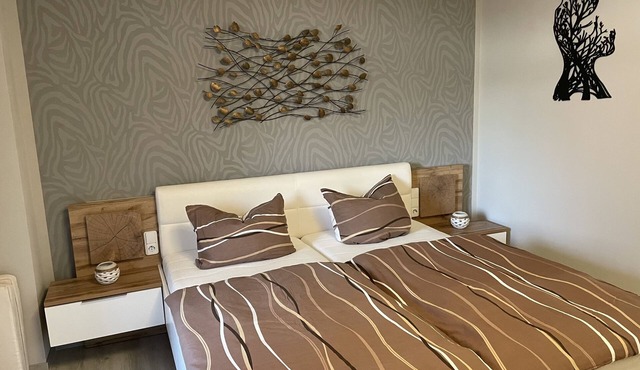 Modern apartment, kitchen, large terrace & baby equipment, near AOK clinic
