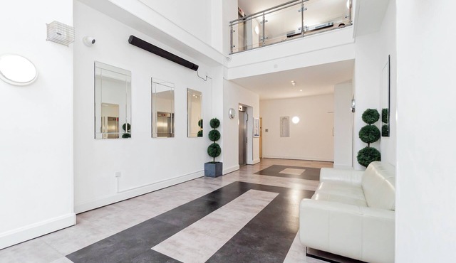 Modern apartment offering on-site parking, level access, and a prime location within walking distance to the railway station, shops, and restaurants.