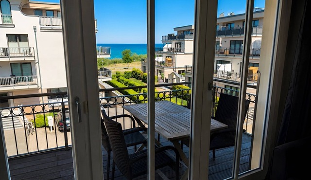 Modern apartment with sea view, balcony and private parking near the beach
