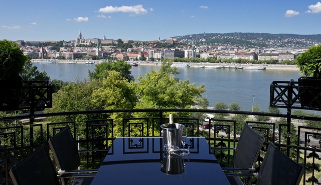 Modern apartment with a panoramic view of the Danube