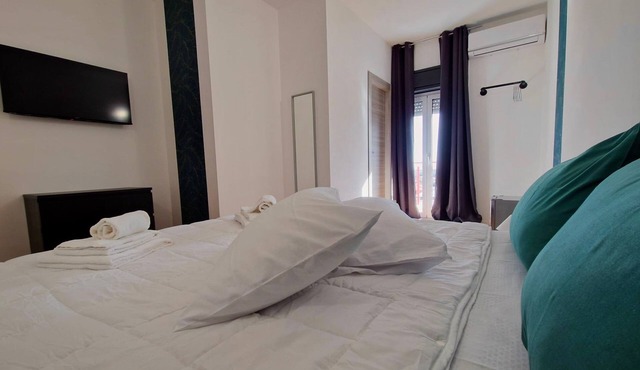 Modern apartment with private kitchen, near hospital, fairgrounds and highway