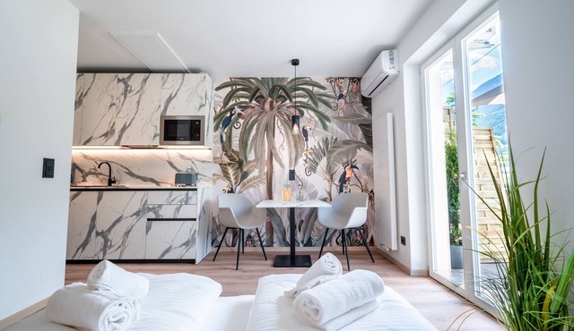 Modern apartment with panoramic views & free lake access