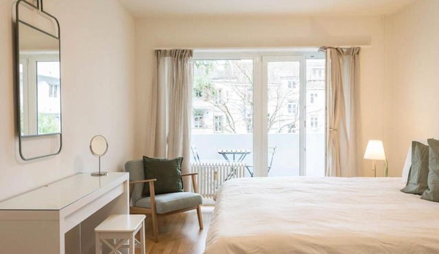 Modern appt opposite theatre, 7 min walk to Messe