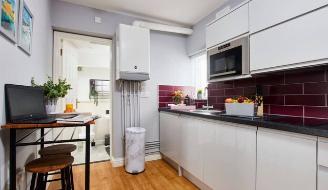 Modern Apt; Close To EMA FREE Gym & Pool Access