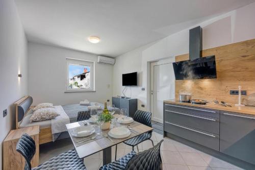 Modern Apt Deni- Terrace & Private Parking - Happy Rentals