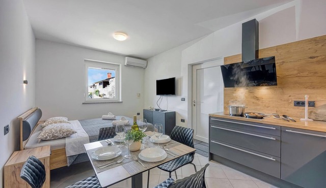 Modern Apt Deni: Terrace + Private Parking, Koper, Slovenia