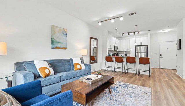 Modern Apt in Downtown with Pool & Gym