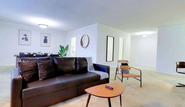 Modern Apt W Business Space & Gym
