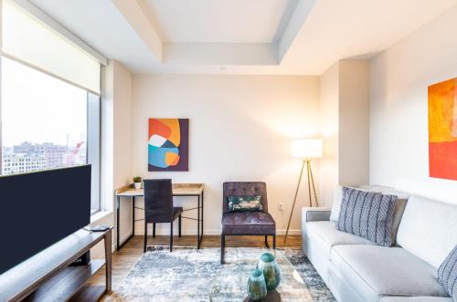 Modern Apt with City Views
