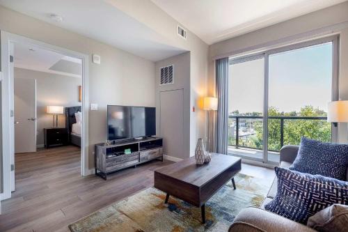 Modern Apt with Luxury Amenities