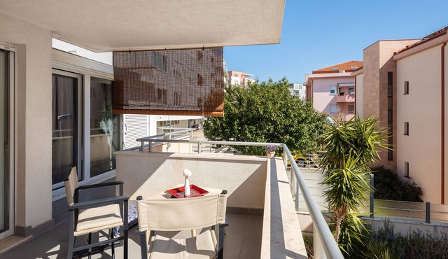 Modern apt with terrace 4 min walk to the beach