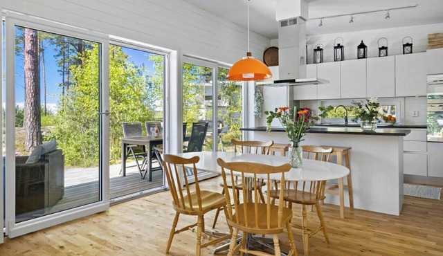 Modern archipelago cabin with hot tub on Timrarön