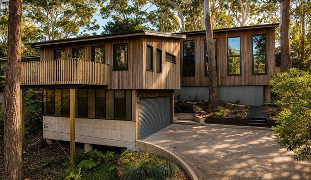 Modern architect designed home walking distance to Macmasters Beach