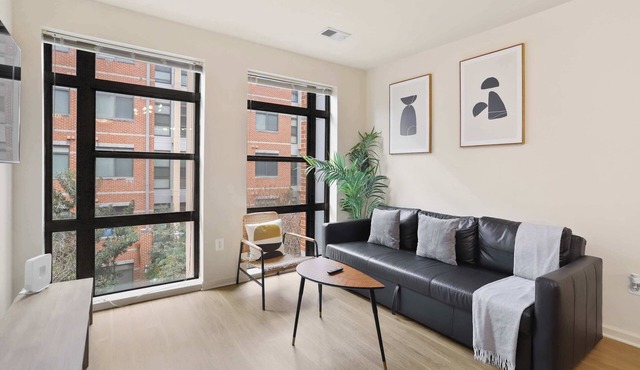 Modern Arlington Apt | Pool Gym | Prime Location