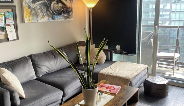 Modern Artistic Loft 5 minutes to Distillery District. Pet-Friendly!