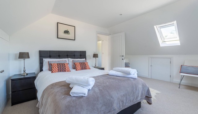 Modern Barn Conversion, Rural Views, near Odiham