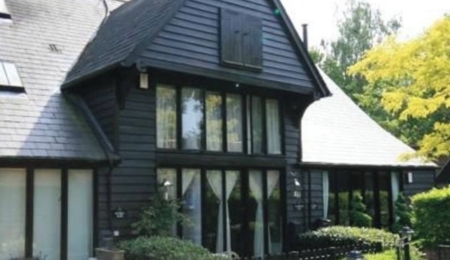 MODERN BARN - SLEEPS 6 - 12 MINS TO STANSTED AIRPORT- PICTURESQUE VILLAGE