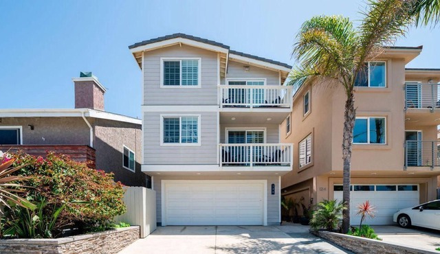 Modern Beach Home, Steps to Sand! 4 Bed/ 4 Bath, Ocean View Deck, Guest Apt.