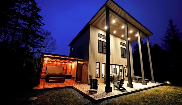 Modern Beach House | 90-Sec Walk to Pristine Beach | Hot tub