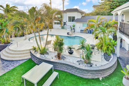 Modern Beach Retreat, Steps to Sand and Pool, Sleeps 8
