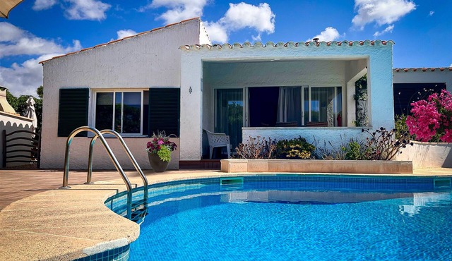Modern Beach Style Villa, Close To Beach, Restos & Shops, Big Pool, Renovated.