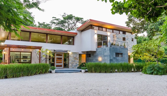 Modern beach Villa - Property can accommodate up to 16 pp - close to the beach