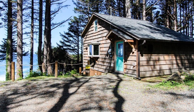 Modern beachfront cabin south of Yachats - lovely ocean views, deck & firepit