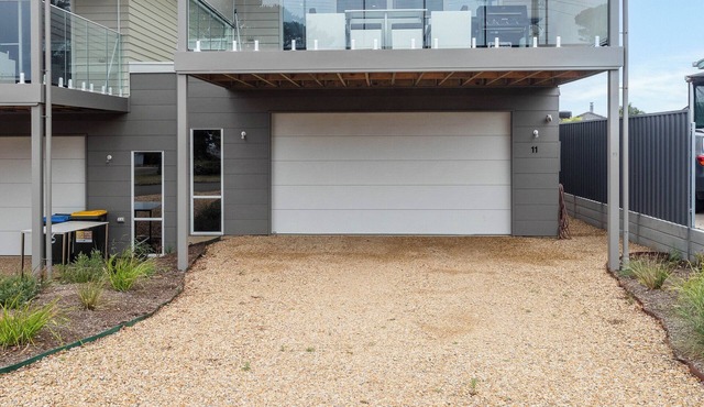 Modern Beachhouse, sea views Great location, 3 mins to the beach.