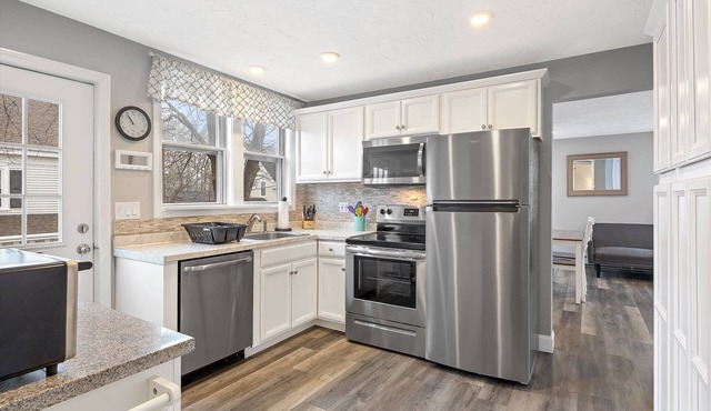 Modern Beachside Condo in Onset Village: Walk to Dining, Market & Beaches Monthly Rates Available