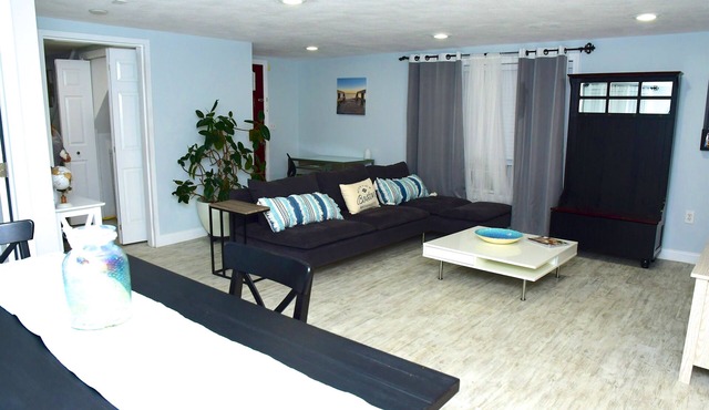 Modern Beachside Space - Near Boston/Airport/Train