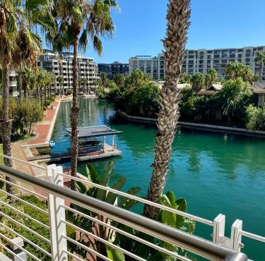 Modern, beautiful 1 bed with views -V&A Waterfront
