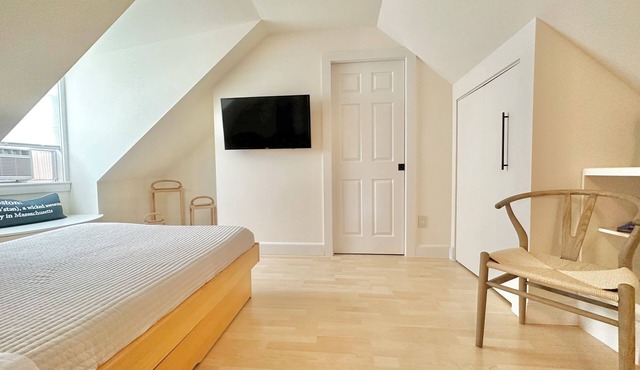Modern BEAUTIFUL STUDIO Fully Renovated - No Full Kitchen - Yes Fridge