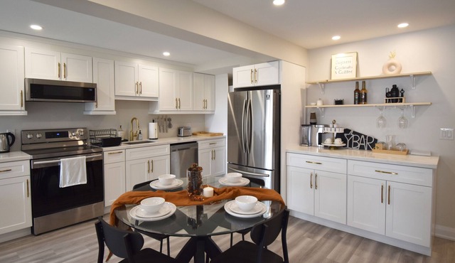 Modern beautiful suite w/ huge yard & nature views