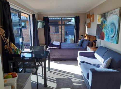 Modern BNB unit with Wifi and Breakfast