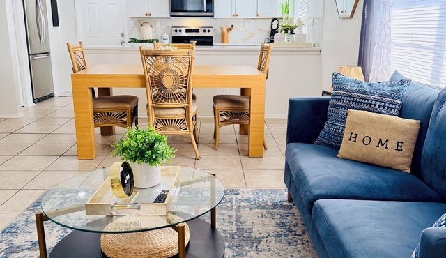 Modern boho 2bed 2bath home, 8 mins to downtown cape and near beach.