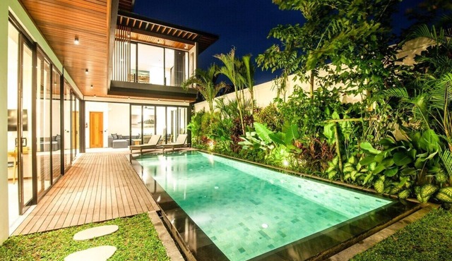 Modern Boho 5BR, 200m to Canggu's Beachfront