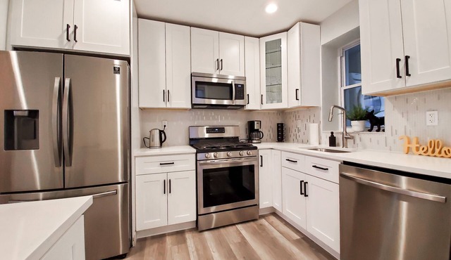 Modern bright home in the heart of Philadelphia! Close to stadiums!