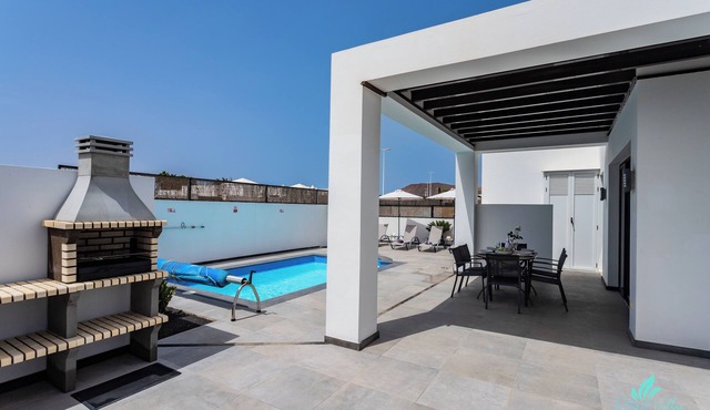 Modern & bright, only a short walk into the town centre, A/C & heated pool
