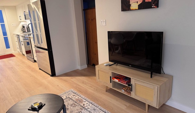 Modern Bright, Private & Guest-Loved 1 BR Suite in Victoria-Great Location