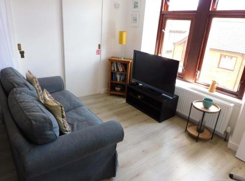 Modern bright studio apartment in south Glasgow