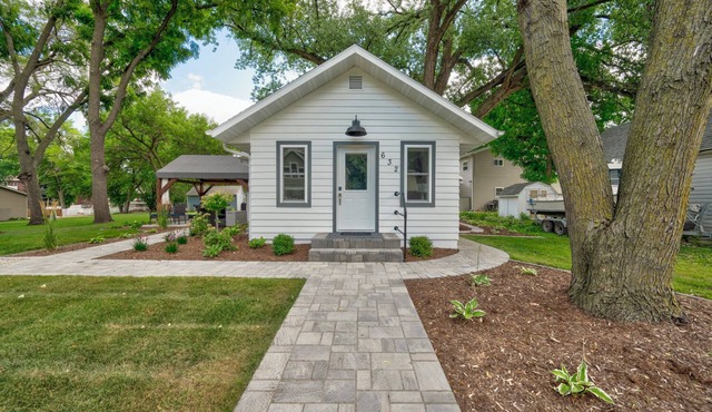 Modern Bungalow Retreat: Walk to Arnolds Park, Relax with Fire Pit & Pergola