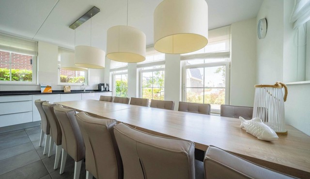 Modern bungalow with 6 bedrooms and terrace