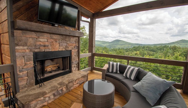 Modern Cabin, spectacular Views, Hot tub in Mineral Bluff, minutes to Blue Ridge