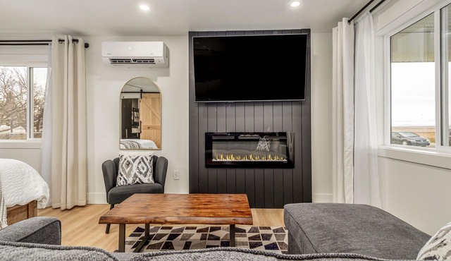Modern cabin with King Bed, full kitchen and laundry.