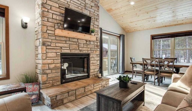 Modern cabin with fast WiFi, firepit, pergola, W/D, & central AC