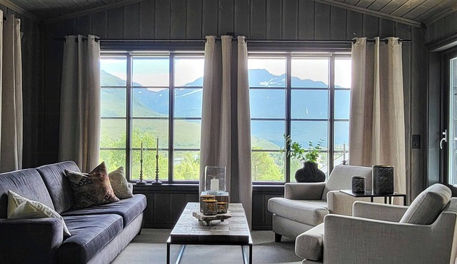 Modern cabin with ski in/out in great area