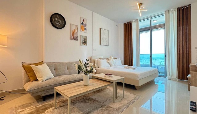 Modern & Calm Studio Stay | Big TV, Sofa, Kitchen