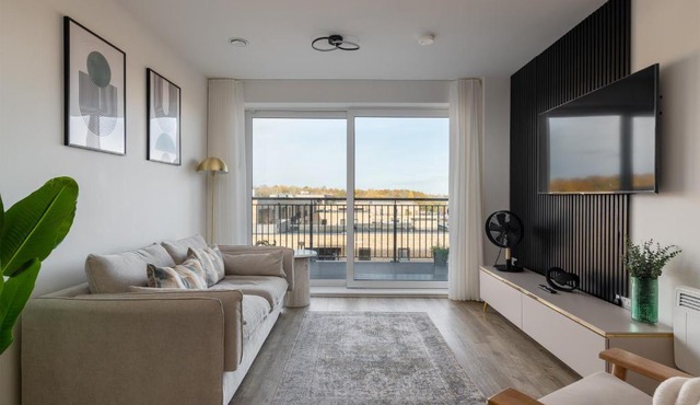 Modern Canal-Side Apartment in Milton Keynes