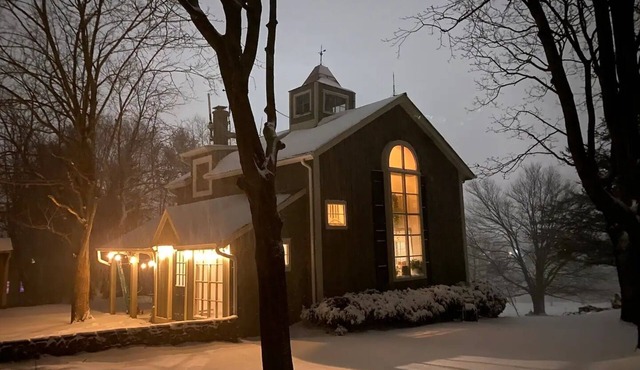 Modern carriage house, Sleeps 6, renovated w beautiful views